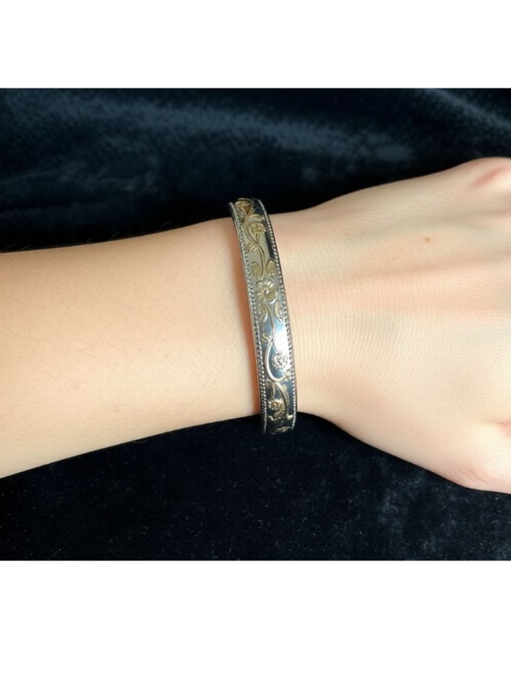 Magnetic Western Style Bracelet with a Detailed Silver & Gold Finish Unisex